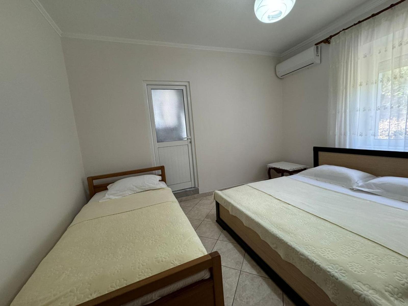 Isaraj Guest House ジロカストラ エクステリア 写真