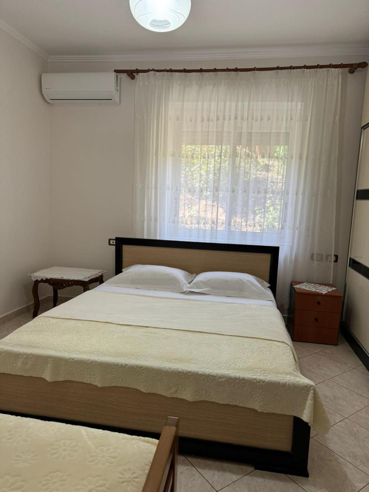 Isaraj Guest House ジロカストラ エクステリア 写真
